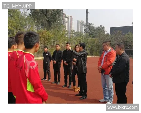 足球明星卡通人偶的奇幻冒险之旅展现梦想与激情的完美结合