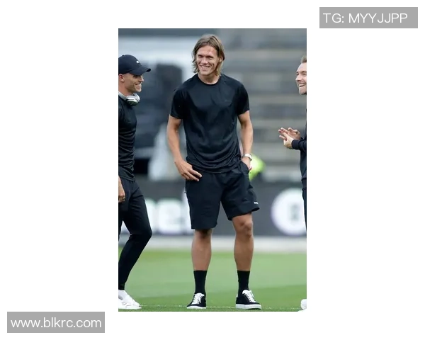 足球明星训练裤时尚潮流解析展现运动魅力与个人风格的完美结合